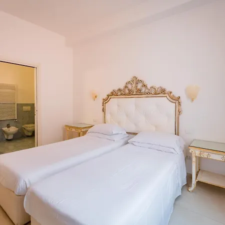 Residenza Due Torri check in presso HOTEL CENTRALE Vicolo Cattani 7-2